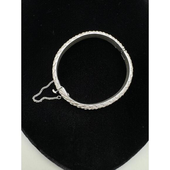 Vintage Crown Trifari Brushed Silver Tone Feathers Hinged Bracelet - Picture 2 of 12